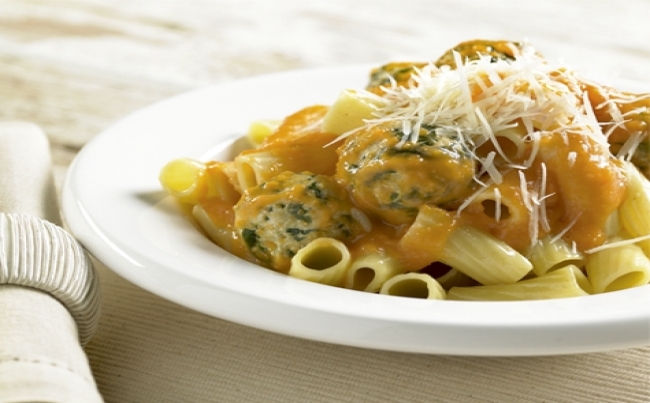 Albóndigas de acelga y soya con fideos